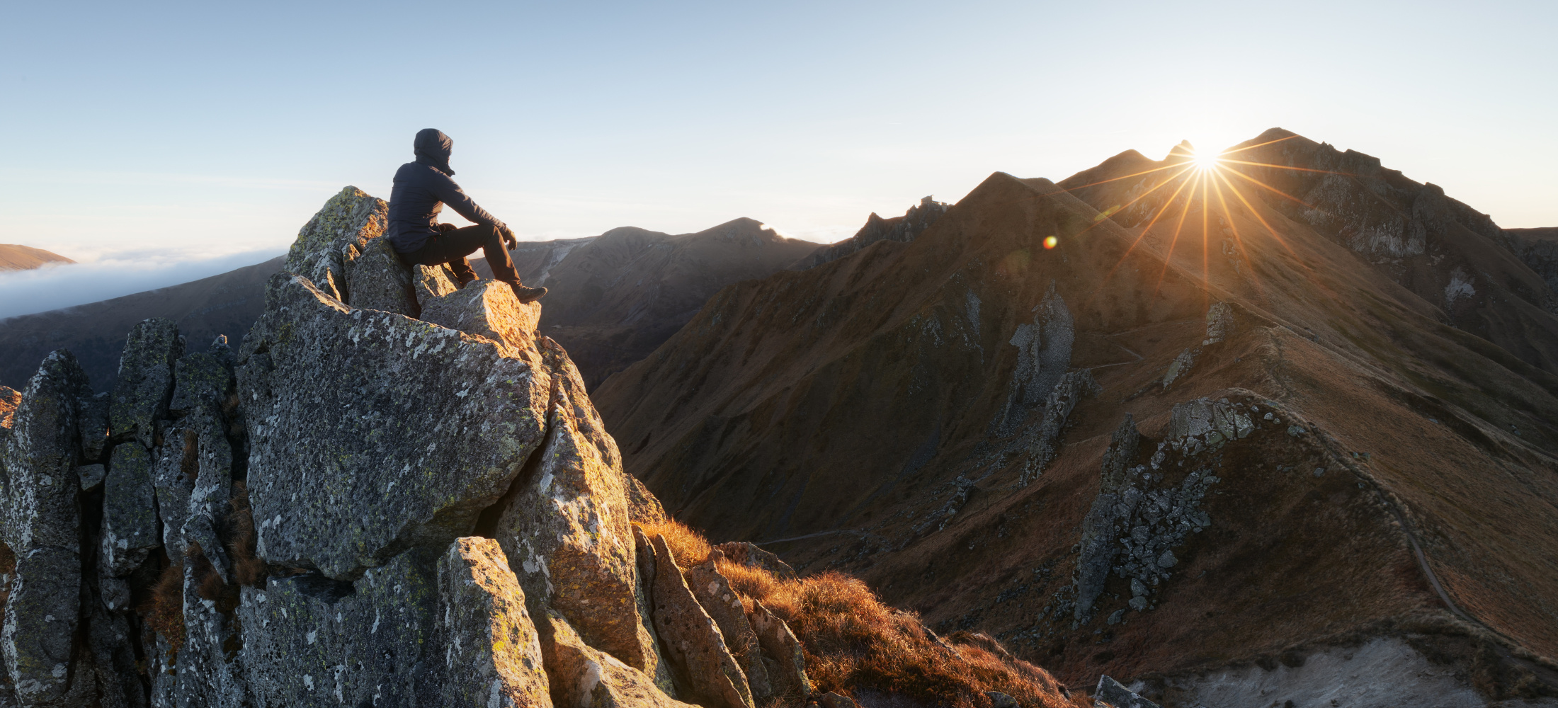 Lever du jour sur le puy de Sancy - Photo AdobeStock